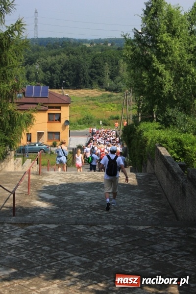 Zdjęcie w galerii na portalu naszraciborz.pl: 228 pielgrzymów wyruszyło dziś w drogę z Lubomi na Jasną Górę wiadomości z regionu
