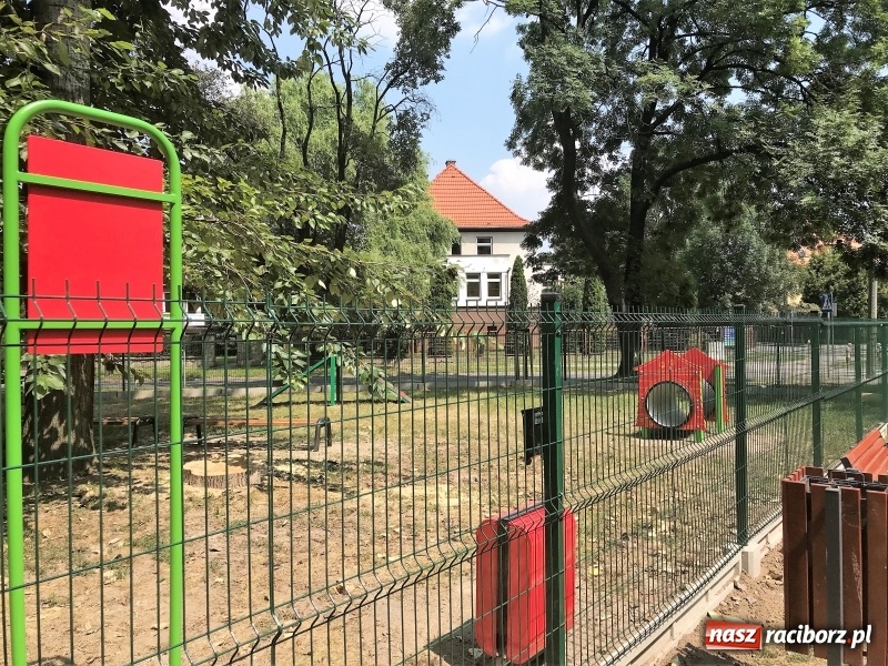 Zdjęcie w galerii na portalu naszraciborz.pl: Przy Warszawskiej powstał wybieg dla psów wiadomości z regionu
