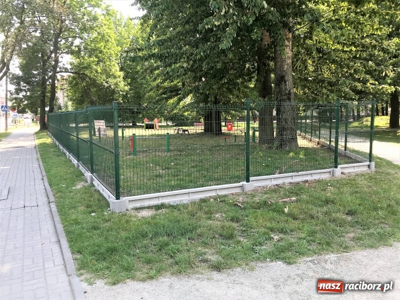 Zdjęcie w galerii na portalu naszraciborz.pl: Przy Warszawskiej powstał wybieg dla psów wiadomości z regionu