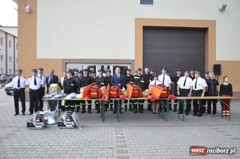 Zdjęcie w galerii na portalu naszraciborz.pl: Strażacy z gminy Pietrowice Wielkie odebrali nowy sprzęt  wiadomości z regionu