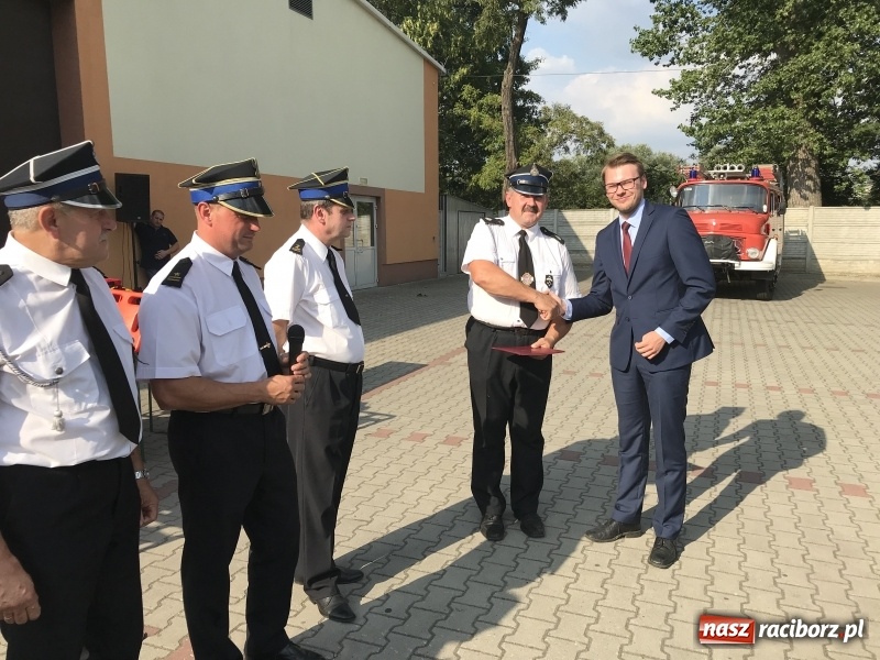 Zdjęcie w galerii na portalu naszraciborz.pl: Strażacy z gminy Pietrowice Wielkie odebrali nowy sprzęt  wiadomości z regionu