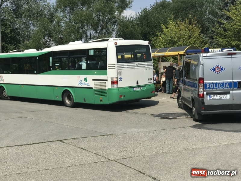 Zdjęcie w galerii na portalu naszraciborz.pl: Ostre hamowanie miejskiego autobusu. Pasażer z urazem głowy wiadomości z regionu