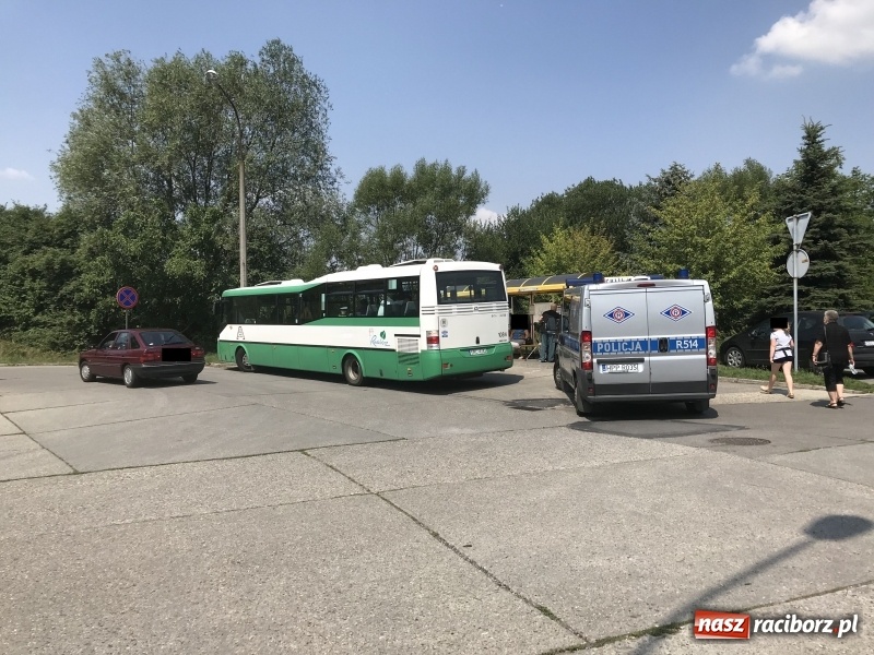 Zdjęcie w galerii na portalu naszraciborz.pl: Ostre hamowanie miejskiego autobusu. Pasażer z urazem głowy wiadomości z regionu
