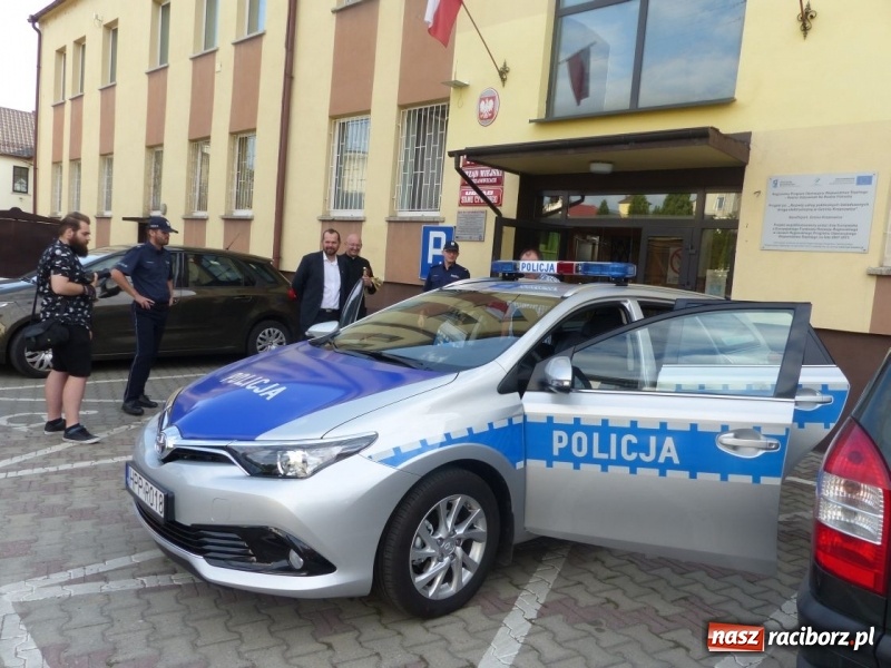 Zdjęcie w galerii na portalu naszraciborz.pl: Hybrydowa toyota będzie patrolować gminę Krzanowice  wiadomości z regionu