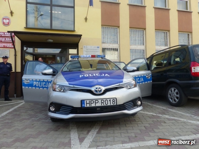 Zdjęcie w galerii na portalu naszraciborz.pl: Hybrydowa toyota będzie patrolować gminę Krzanowice  wiadomości z regionu