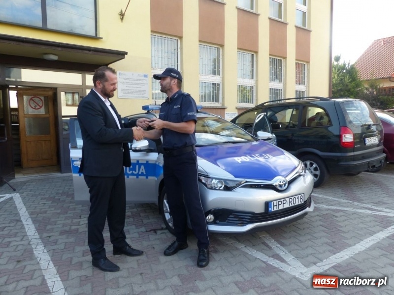 Zdjęcie w galerii na portalu naszraciborz.pl: Hybrydowa toyota będzie patrolować gminę Krzanowice  wiadomości z regionu