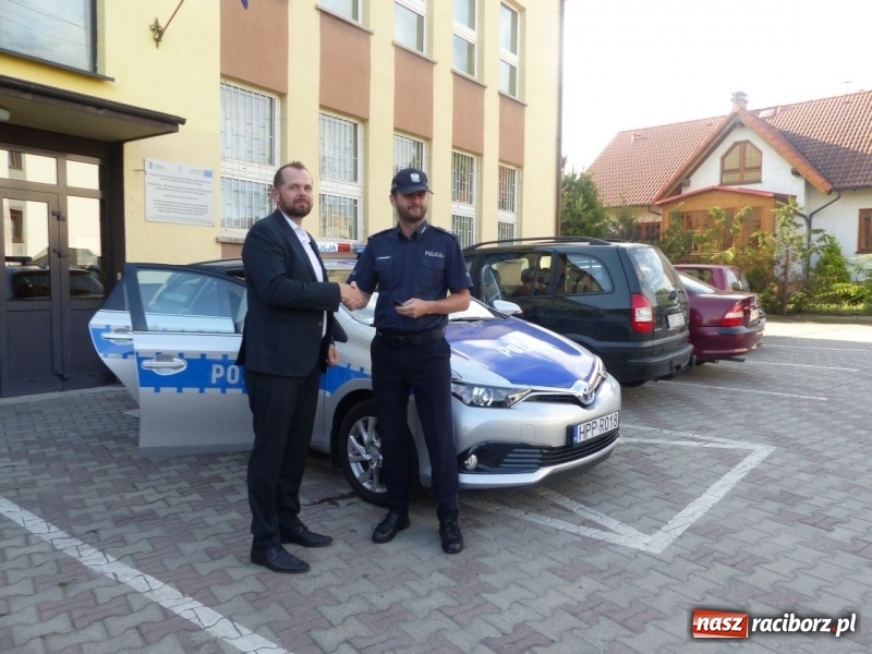 Zdjęcie w galerii na portalu naszraciborz.pl: Hybrydowa toyota będzie patrolować gminę Krzanowice  wiadomości z regionu
