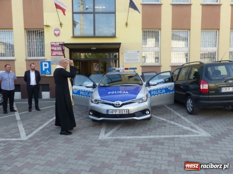 Zdjęcie w galerii na portalu naszraciborz.pl: Hybrydowa toyota będzie patrolować gminę Krzanowice  wiadomości z regionu