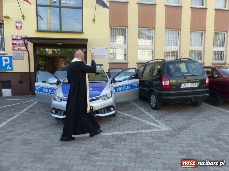 Zdjęcie w galerii na portalu naszraciborz.pl: Hybrydowa toyota będzie patrolować gminę Krzanowice  wiadomości z regionu