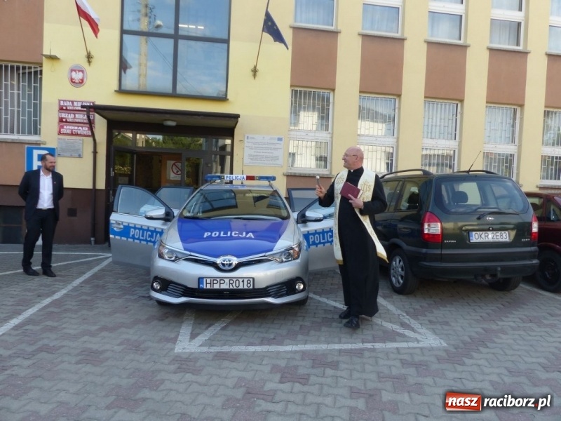 Zdjęcie w galerii na portalu naszraciborz.pl: Hybrydowa toyota będzie patrolować gminę Krzanowice  wiadomości z regionu
