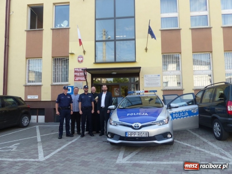 Zdjęcie w galerii na portalu naszraciborz.pl: Hybrydowa toyota będzie patrolować gminę Krzanowice  wiadomości z regionu