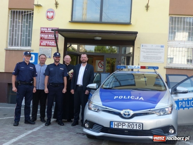 Zdjęcie w galerii na portalu naszraciborz.pl: Hybrydowa toyota będzie patrolować gminę Krzanowice  wiadomości z regionu