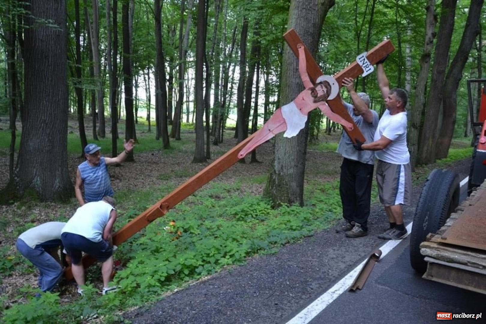 Zdjęcie w galerii na portalu naszraciborz.pl: Krzyż, który upamiętnia morderstwo  wiadomości z regionu