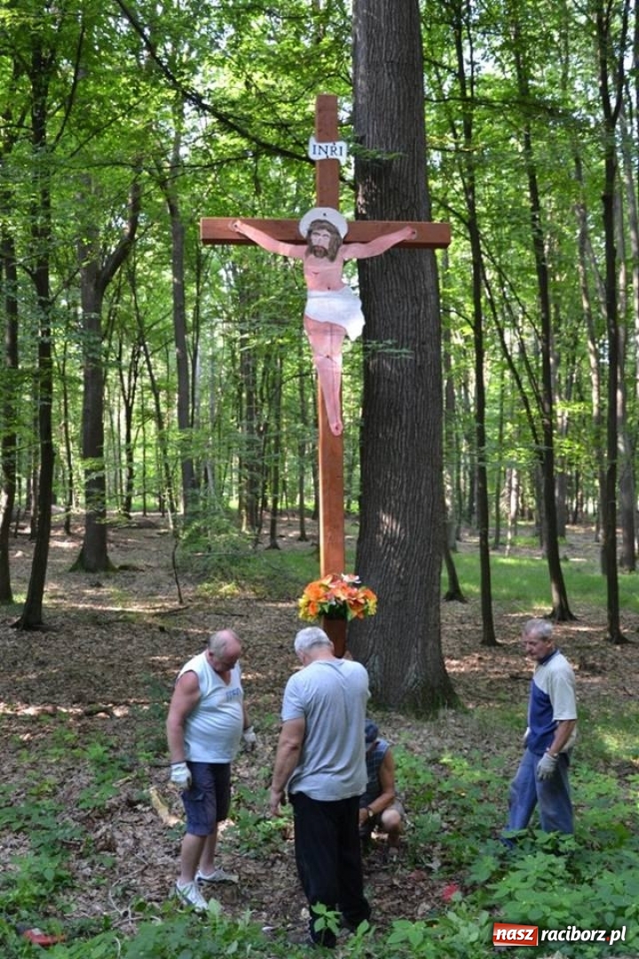Zdjęcie w galerii na portalu naszraciborz.pl: Krzyż, który upamiętnia morderstwo  wiadomości z regionu