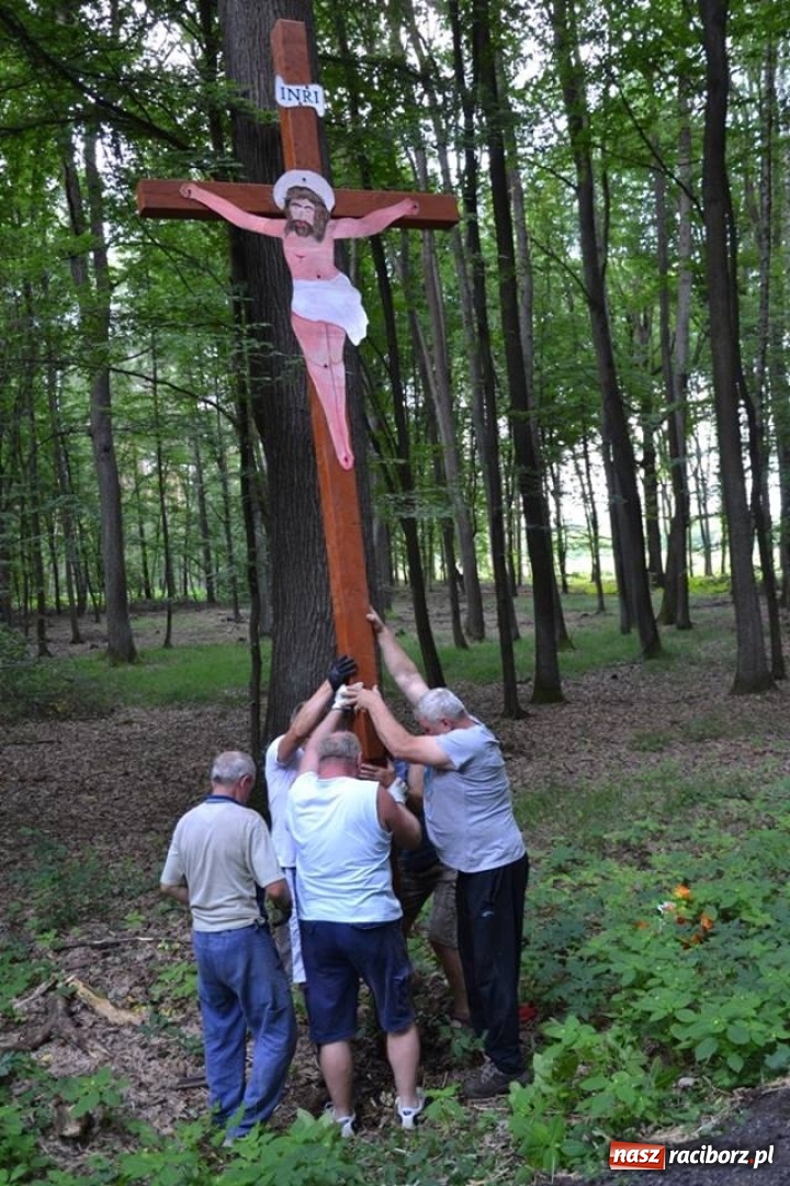 Zdjęcie w galerii na portalu naszraciborz.pl: Krzyż, który upamiętnia morderstwo  wiadomości z regionu