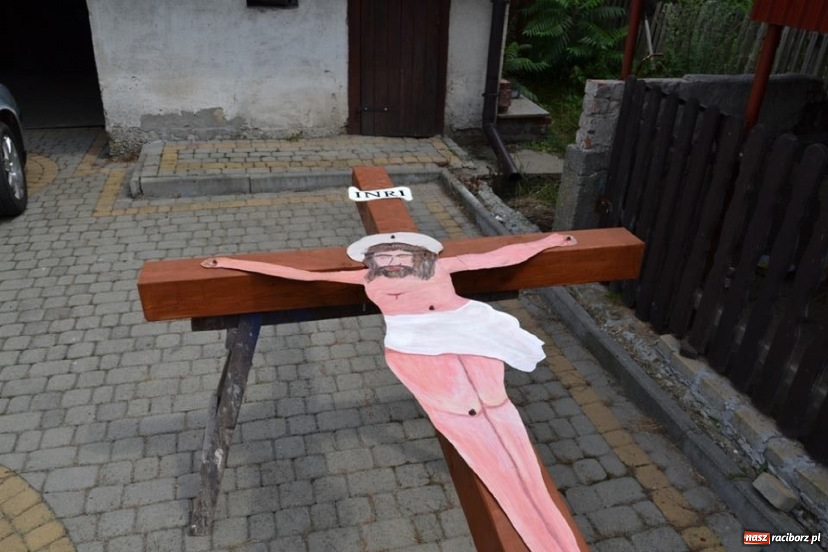 Zdjęcie w galerii na portalu naszraciborz.pl: Krzyż, który upamiętnia morderstwo  wiadomości z regionu