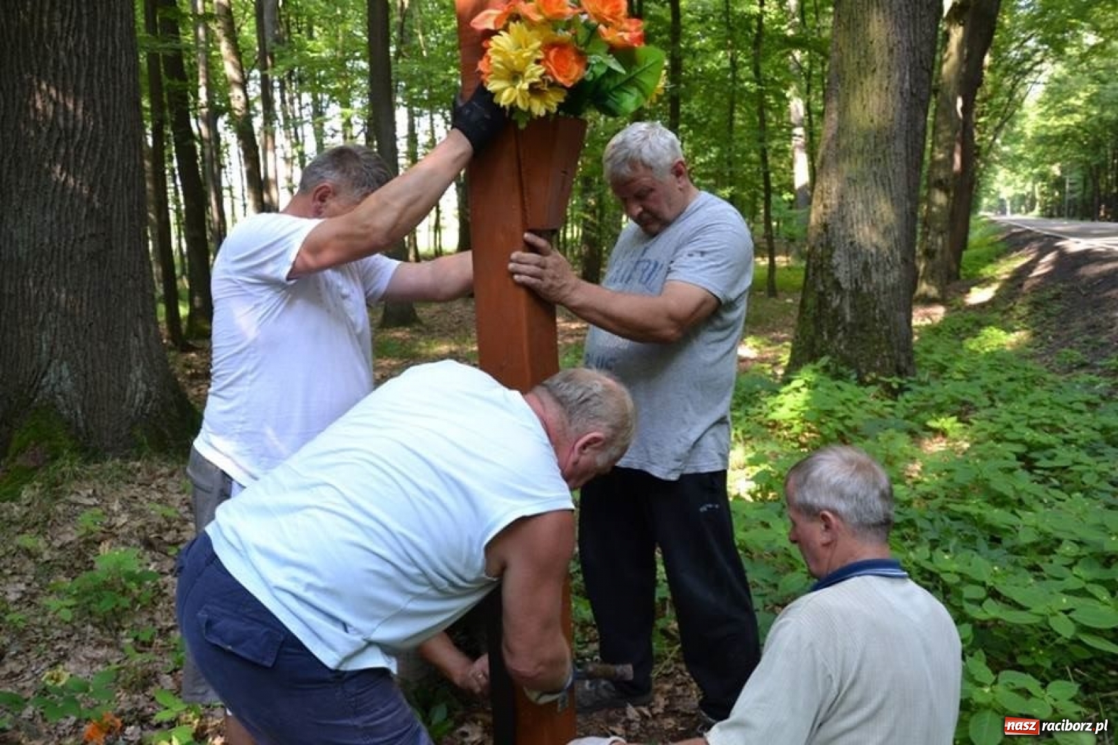 Zdjęcie w galerii na portalu naszraciborz.pl: Krzyż, który upamiętnia morderstwo  wiadomości z regionu