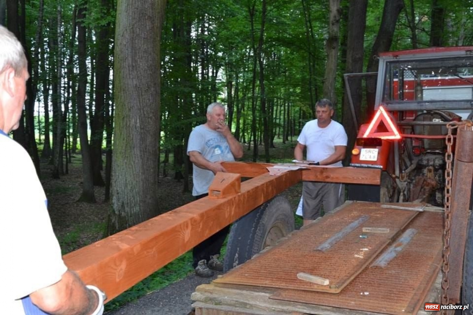 Zdjęcie w galerii na portalu naszraciborz.pl: Krzyż, który upamiętnia morderstwo  wiadomości z regionu