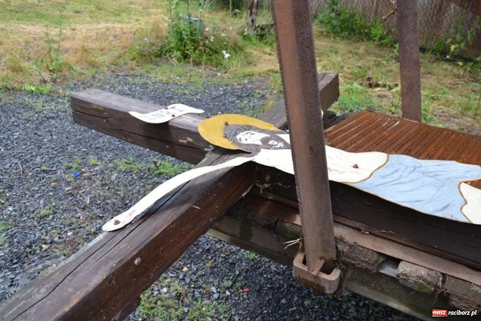 Zdjęcie w galerii na portalu naszraciborz.pl: Krzyż, który upamiętnia morderstwo  wiadomości z regionu