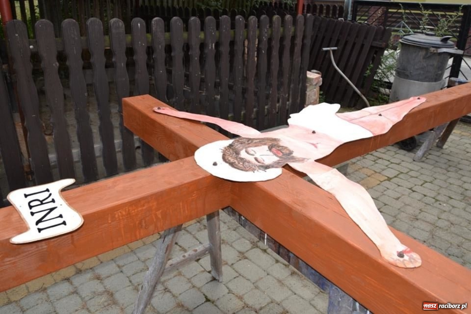 Zdjęcie w galerii na portalu naszraciborz.pl: Krzyż, który upamiętnia morderstwo  wiadomości z regionu