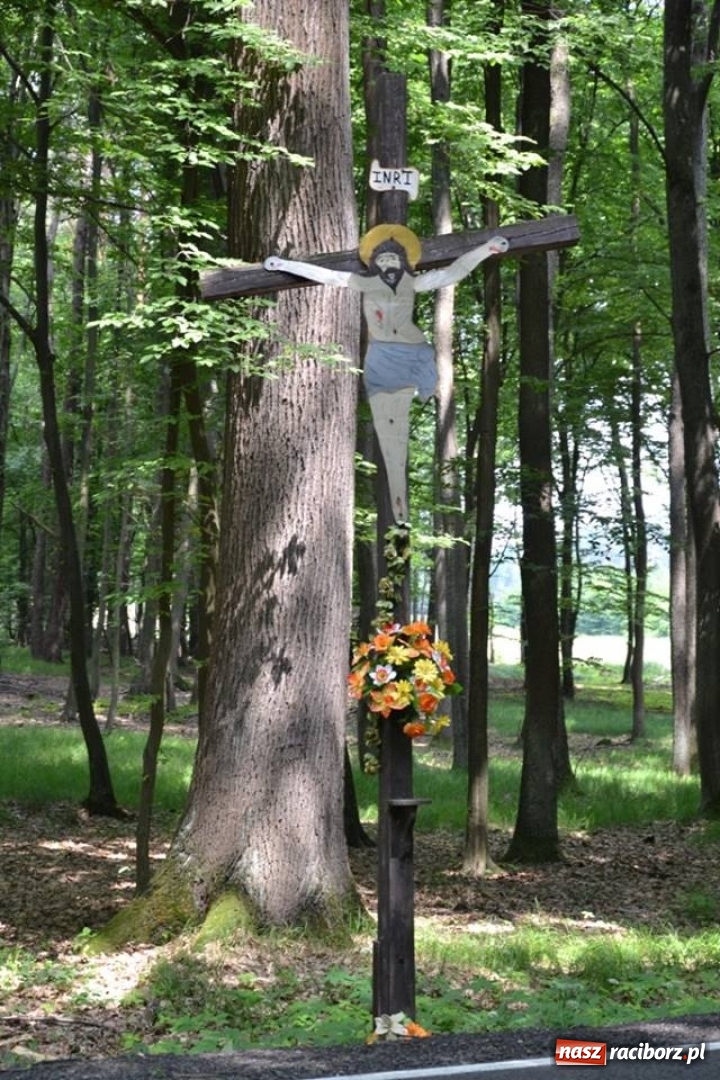 Zdjęcie w galerii na portalu naszraciborz.pl: Krzyż, który upamiętnia morderstwo  wiadomości z regionu
