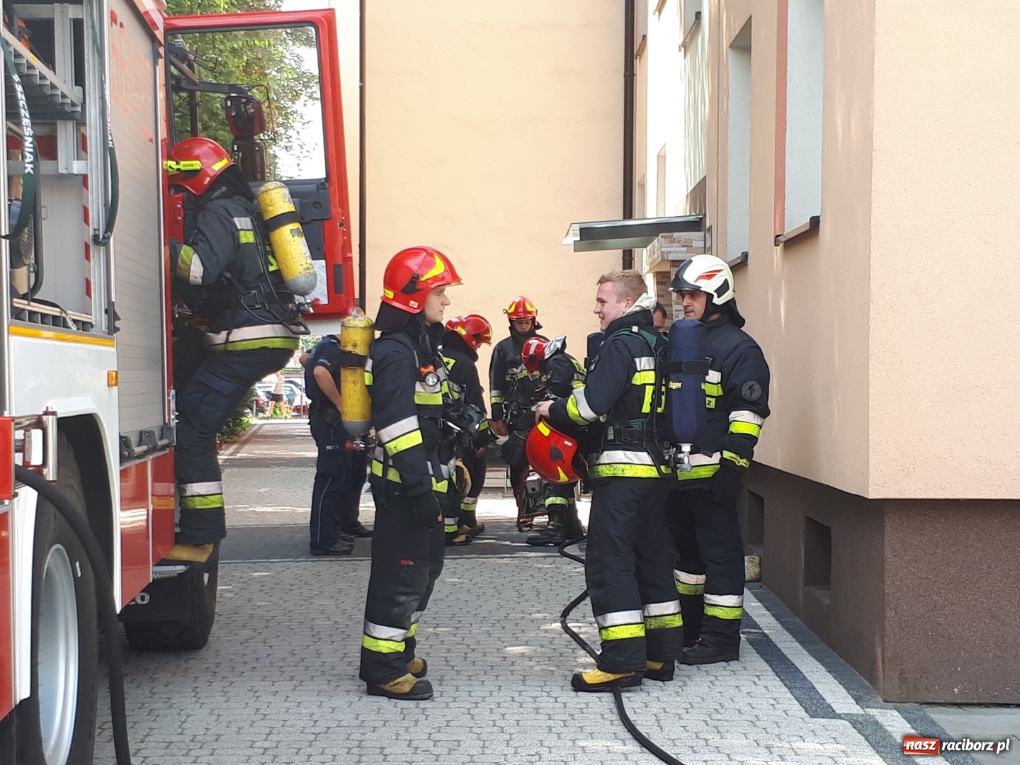 Zdjęcie w galerii na portalu naszraciborz.pl: Akcja strażaków w bloku przy ul. Waryńskiego  wiadomości z regionu