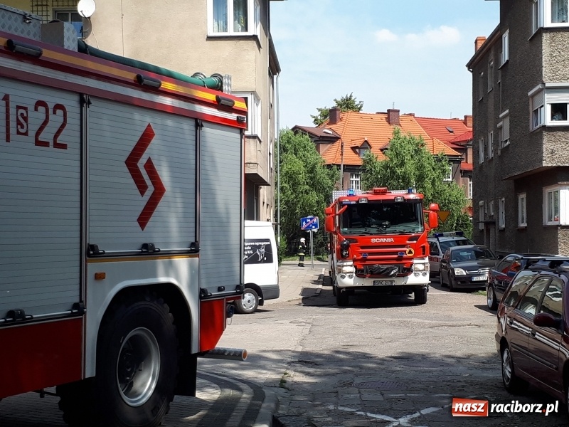 Zdjęcie w galerii na portalu naszraciborz.pl: Akcja strażaków w bloku przy ul. Waryńskiego  wiadomości z regionu
