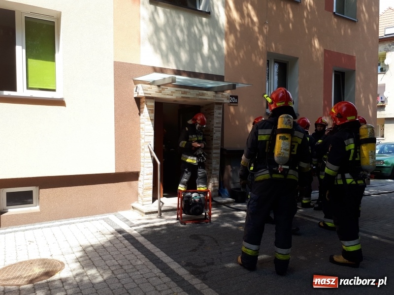 Zdjęcie w galerii na portalu naszraciborz.pl: Akcja strażaków w bloku przy ul. Waryńskiego  wiadomości z regionu
