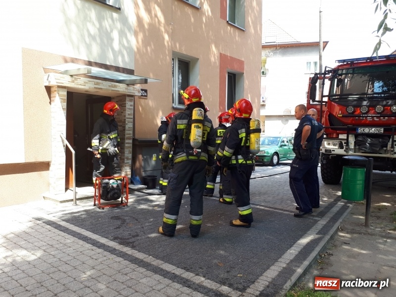 Zdjęcie w galerii na portalu naszraciborz.pl: Akcja strażaków w bloku przy ul. Waryńskiego  wiadomości z regionu