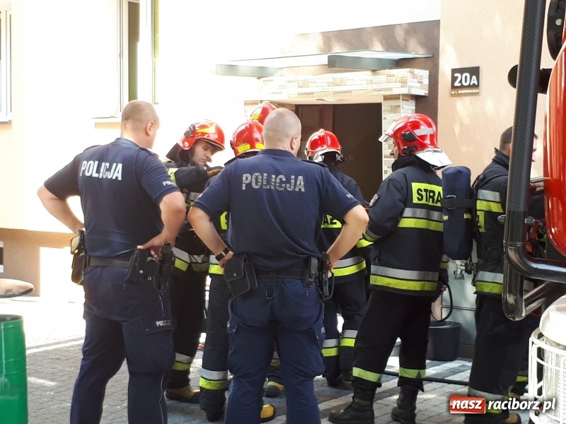 Zdjęcie w galerii na portalu naszraciborz.pl: Akcja strażaków w bloku przy ul. Waryńskiego  wiadomości z regionu