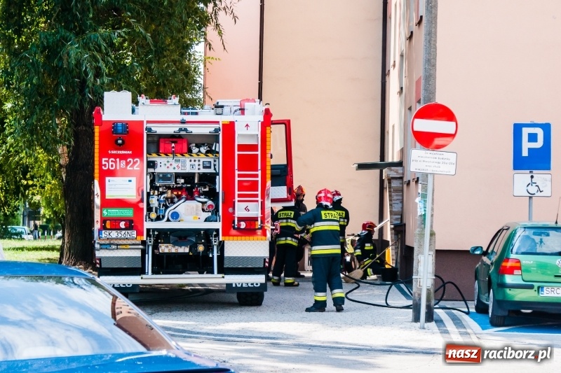 Zdjęcie w galerii na portalu naszraciborz.pl: Akcja strażaków w bloku przy ul. Waryńskiego  wiadomości z regionu