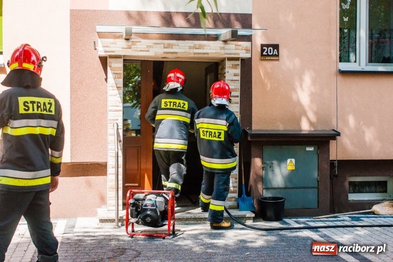 Zdjęcie w galerii na portalu naszraciborz.pl: Akcja strażaków w bloku przy ul. Waryńskiego  wiadomości z regionu