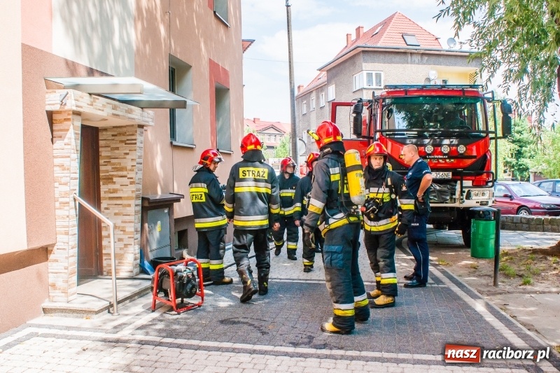 Zdjęcie w galerii na portalu naszraciborz.pl: Akcja strażaków w bloku przy ul. Waryńskiego  wiadomości z regionu