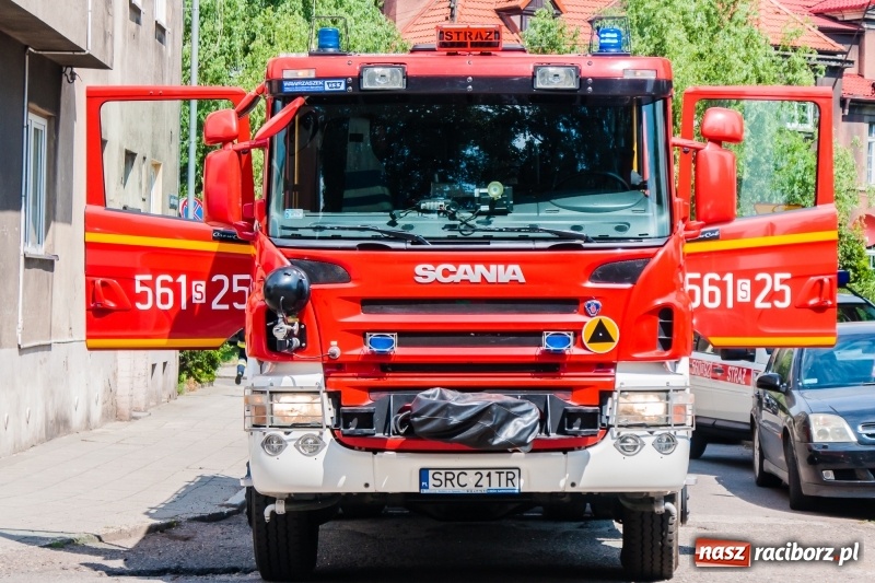 Zdjęcie w galerii na portalu naszraciborz.pl: Akcja strażaków w bloku przy ul. Waryńskiego  wiadomości z regionu