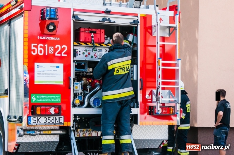 Zdjęcie w galerii na portalu naszraciborz.pl: Akcja strażaków w bloku przy ul. Waryńskiego  wiadomości z regionu