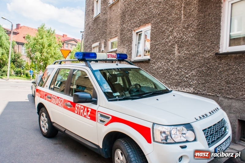 Zdjęcie w galerii na portalu naszraciborz.pl: Akcja strażaków w bloku przy ul. Waryńskiego  wiadomości z regionu