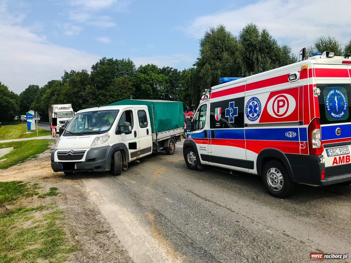 Zdjęcie w galerii na portalu naszraciborz.pl: Zderzenie hondy dostawczym citroenem w Pogrzebieniu. Poważne obrażenia motocyklisty FOTO wiadomości z regionu
