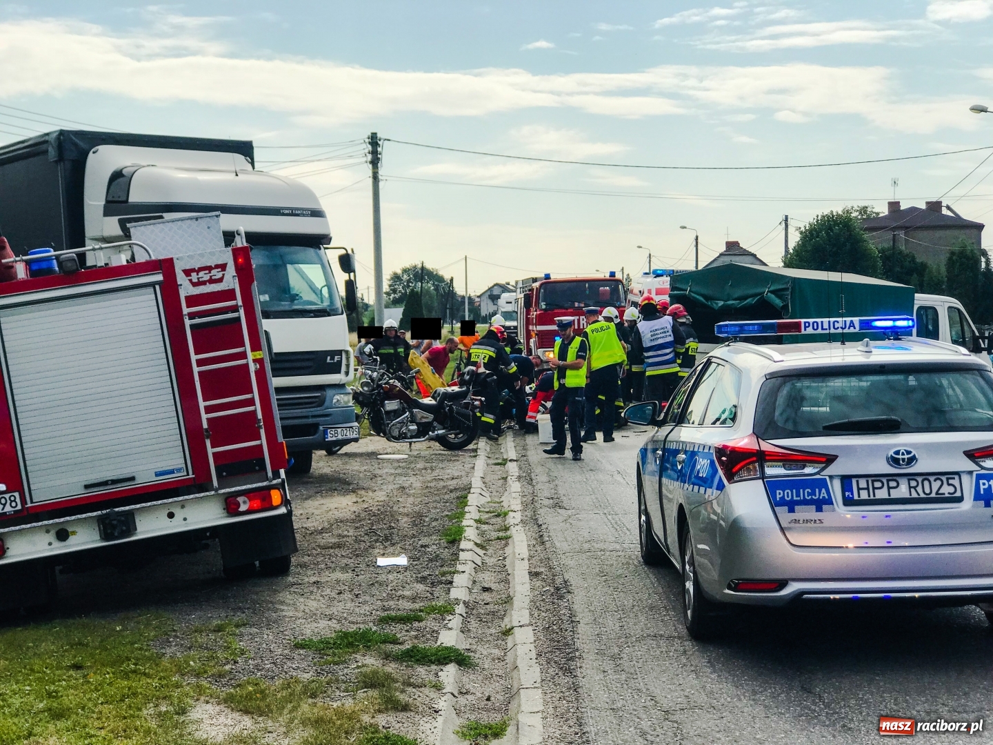 Zdjęcie w galerii na portalu naszraciborz.pl: Zderzenie hondy dostawczym citroenem w Pogrzebieniu. Poważne obrażenia motocyklisty FOTO wiadomości z regionu