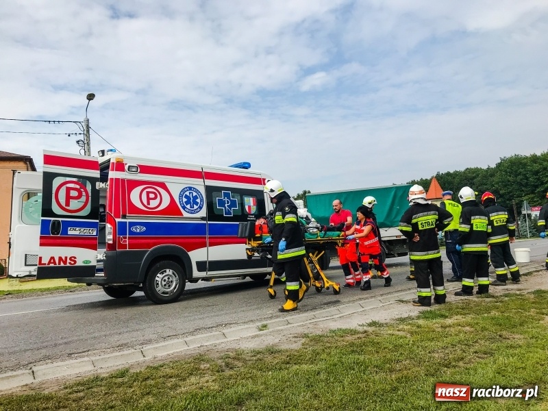 Zdjęcie w galerii na portalu naszraciborz.pl: Zderzenie hondy dostawczym citroenem w Pogrzebieniu. Poważne obrażenia motocyklisty FOTO wiadomości z regionu