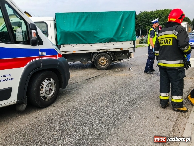 Zdjęcie w galerii na portalu naszraciborz.pl: Zderzenie hondy dostawczym citroenem w Pogrzebieniu. Poważne obrażenia motocyklisty FOTO wiadomości z regionu