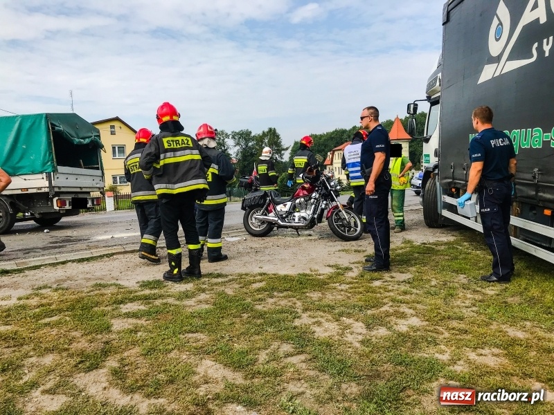 Zdjęcie w galerii na portalu naszraciborz.pl: Zderzenie hondy dostawczym citroenem w Pogrzebieniu. Poważne obrażenia motocyklisty FOTO wiadomości z regionu