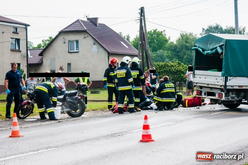 Zdjęcie w galerii na portalu naszraciborz.pl: Zderzenie hondy dostawczym citroenem w Pogrzebieniu. Poważne obrażenia motocyklisty FOTO wiadomości z regionu