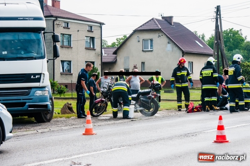 Zdjęcie w galerii na portalu naszraciborz.pl: Zderzenie hondy dostawczym citroenem w Pogrzebieniu. Poważne obrażenia motocyklisty FOTO wiadomości z regionu