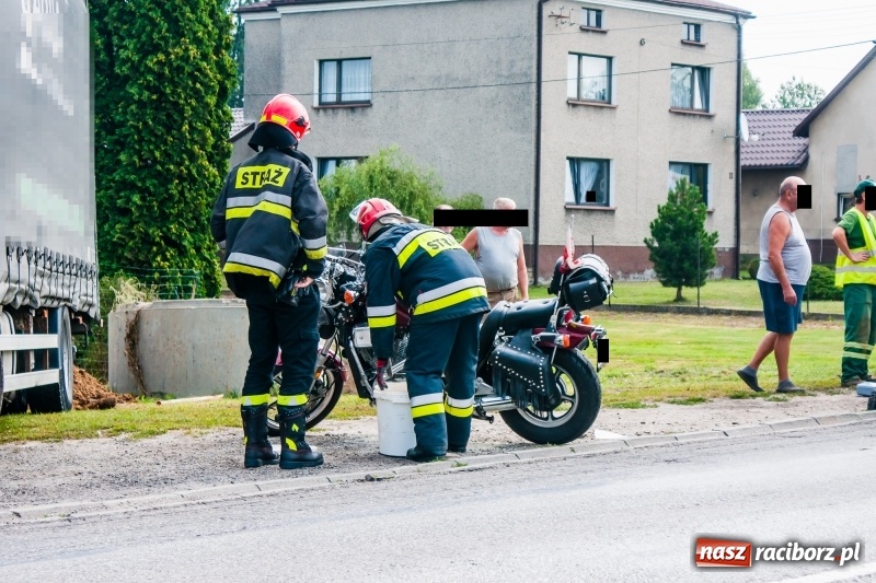 Zdjęcie w galerii na portalu naszraciborz.pl: Zderzenie hondy dostawczym citroenem w Pogrzebieniu. Poważne obrażenia motocyklisty FOTO wiadomości z regionu