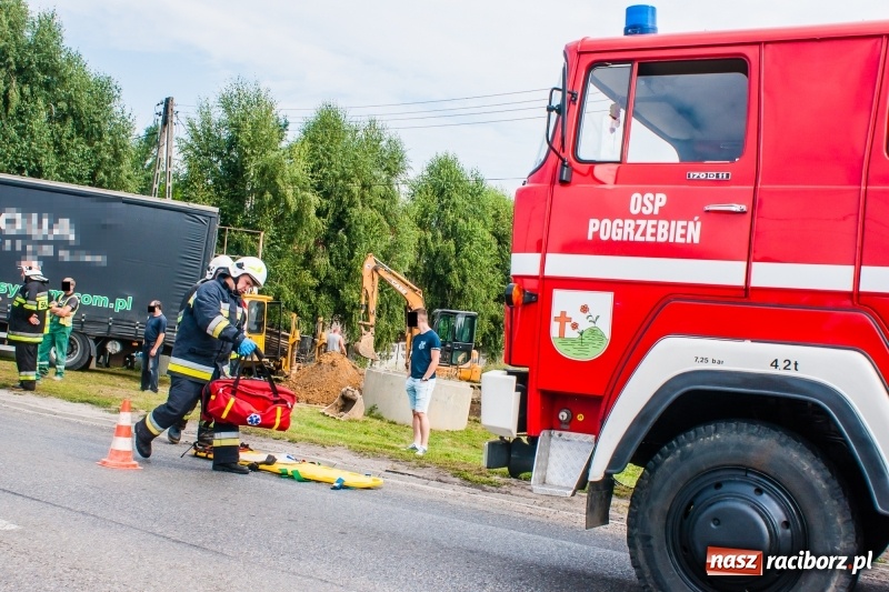 Zdjęcie w galerii na portalu naszraciborz.pl: Zderzenie hondy dostawczym citroenem w Pogrzebieniu. Poważne obrażenia motocyklisty FOTO wiadomości z regionu