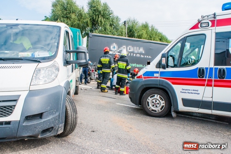 Zdjęcie w galerii na portalu naszraciborz.pl: Zderzenie hondy dostawczym citroenem w Pogrzebieniu. Poważne obrażenia motocyklisty FOTO wiadomości z regionu