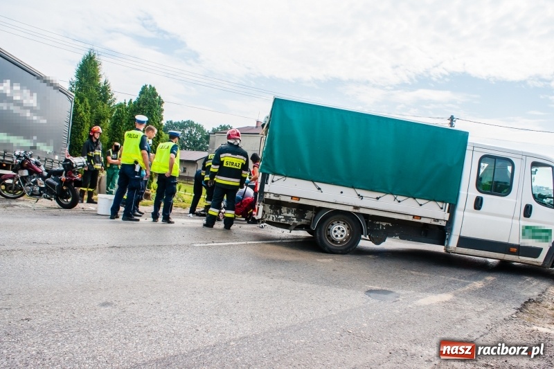 Zdjęcie w galerii na portalu naszraciborz.pl: Zderzenie hondy dostawczym citroenem w Pogrzebieniu. Poważne obrażenia motocyklisty FOTO wiadomości z regionu