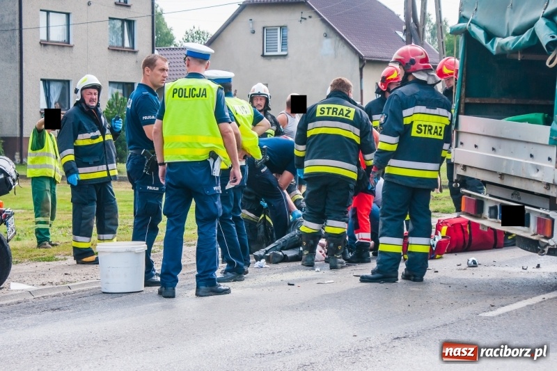 Zdjęcie w galerii na portalu naszraciborz.pl: Zderzenie hondy dostawczym citroenem w Pogrzebieniu. Poważne obrażenia motocyklisty FOTO wiadomości z regionu