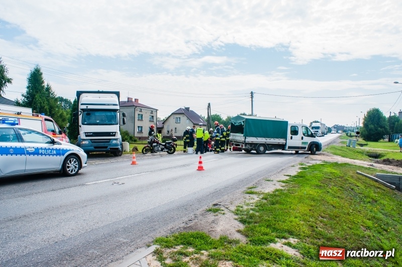 Zdjęcie w galerii na portalu naszraciborz.pl: Zderzenie hondy dostawczym citroenem w Pogrzebieniu. Poważne obrażenia motocyklisty FOTO wiadomości z regionu