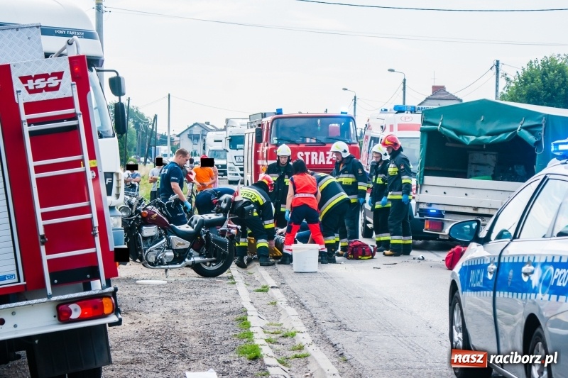 Zdjęcie w galerii na portalu naszraciborz.pl: Zderzenie hondy dostawczym citroenem w Pogrzebieniu. Poważne obrażenia motocyklisty FOTO wiadomości z regionu